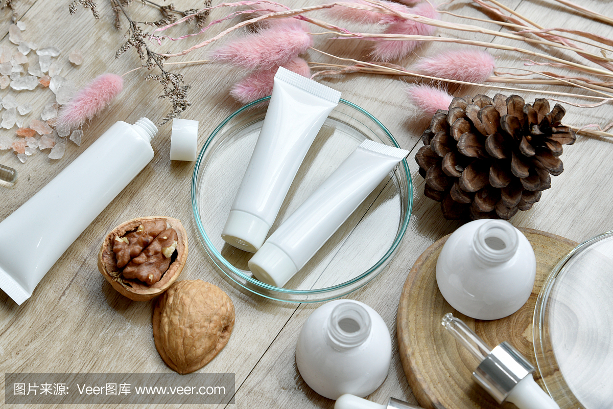 化妆品瓶容器包装与绿色草药叶子,有机品牌模型的空白标签,天然护肤美容产品的概念。
